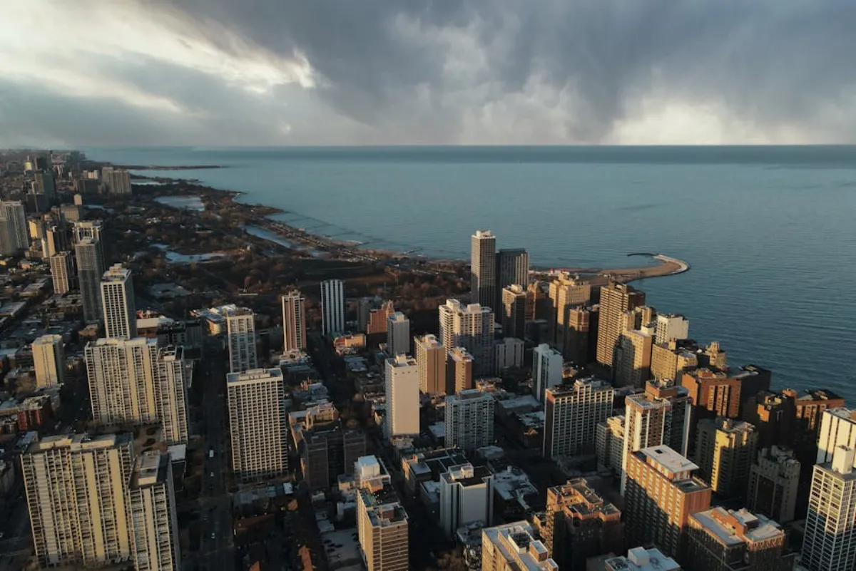 Runners on the Chicago lakefront trail
